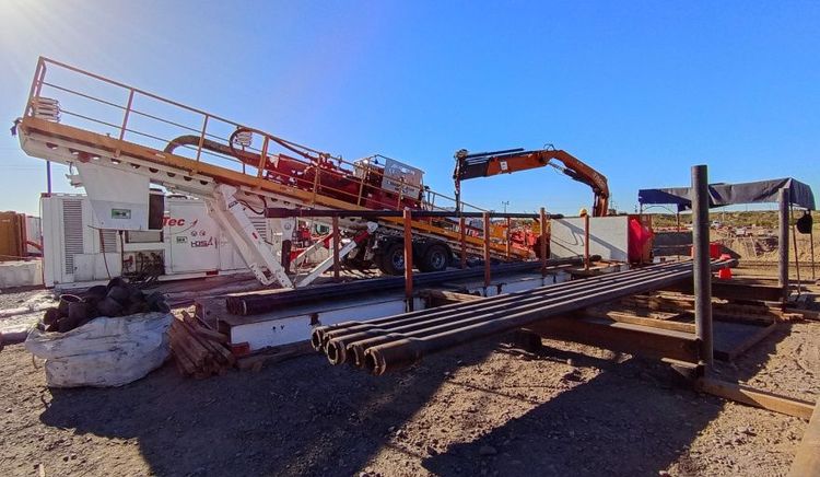 Supervisan el cruce del oleoducto Vaca Muerta Oil Sur bajo el río Negro