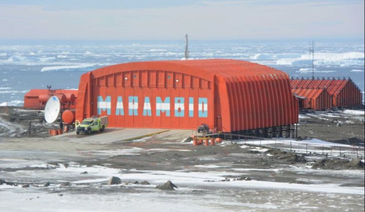 El rompehielos ARA “Almirante Irízar” completó el reabastecimiento de la Base Antártica Marambio