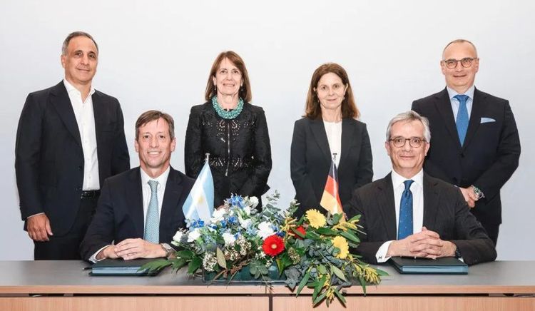 Río Negro celebra la firma del primer contrato de exportación de GNL argentino hacia Alemania