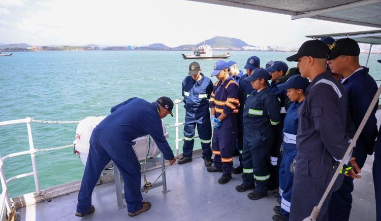 La Autoridad Marítima de Panamá impulsa la formación práctica de cadetes de la UMIP con jornada de titulación
