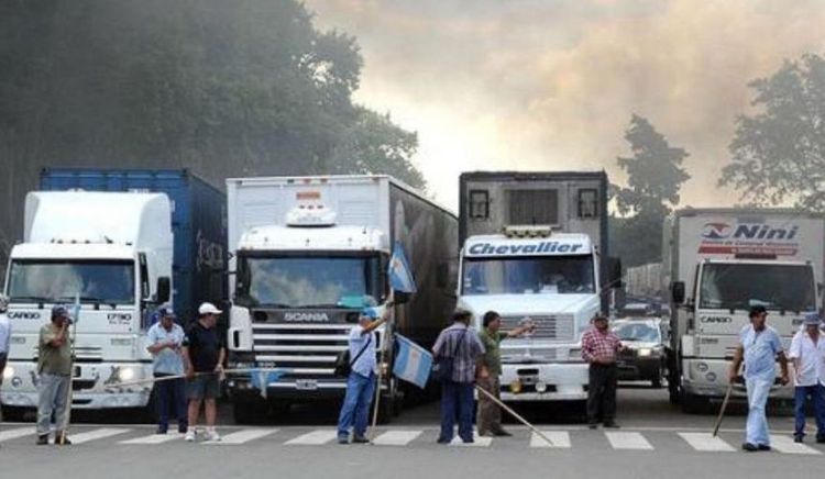 Transportistas de granos realizan protestas en rutas y accesos portuarios
