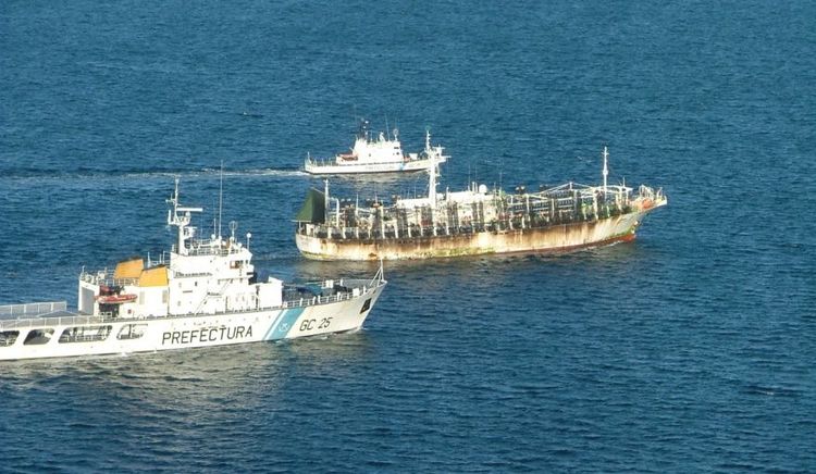 Argentina y Chile acuerdan agenda conjunta contra la pesca ilegal con foco en calamar, krill y recursos antárticos