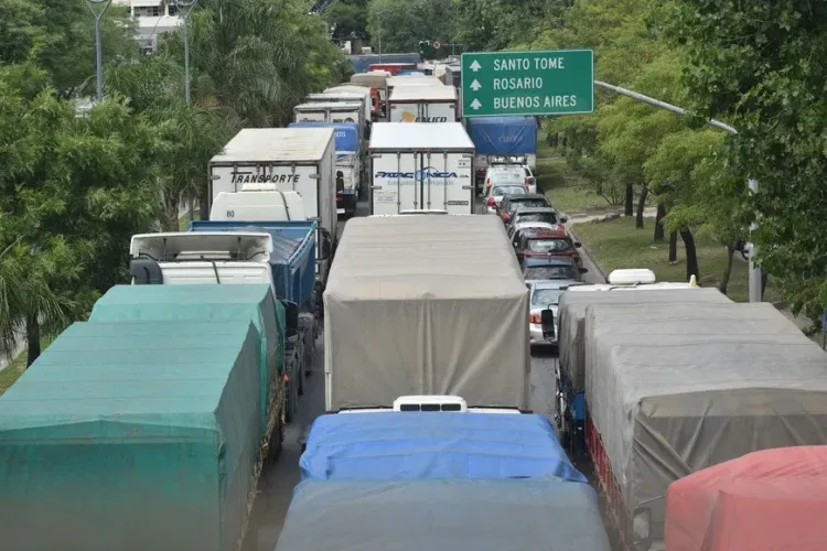 Récord logístico en el Gran Rosario: 850.000 camiones descargaron granos en lo que va del año