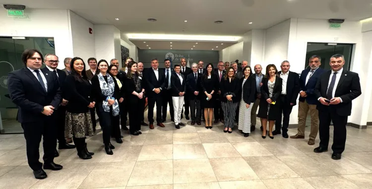 Con el objetivo de incrementar exportaciones argentinas a un mercado de 2,2, Billones de Dólares anuales el CAA recibió en la Bolsa de Cereales a una misión de EE.UU