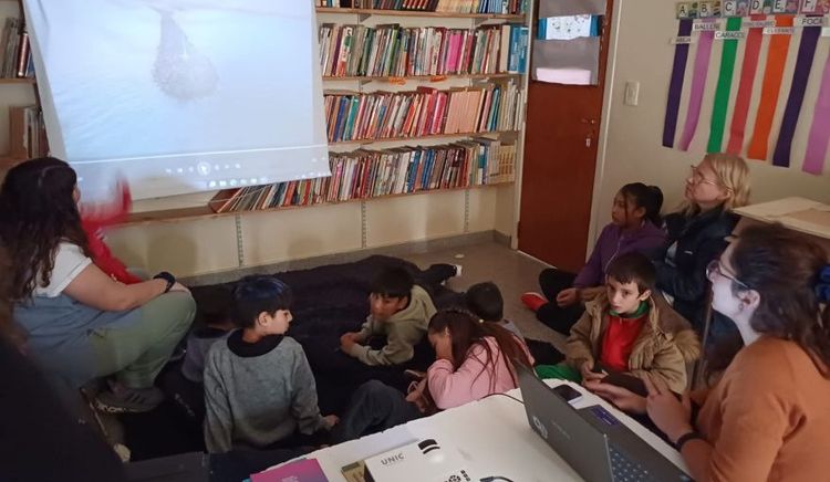 Alumnos de un Centro de Educación Complementaria participaron en la creación de un mural artístico y sensorial