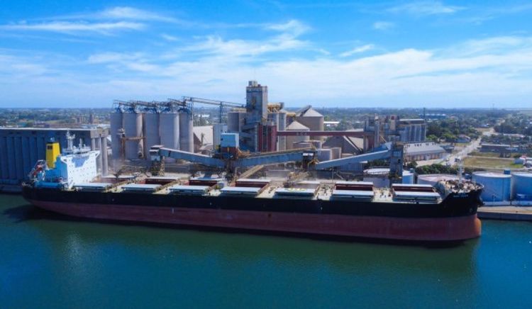 Con embarques simultáneos de soja y cebada, el Puerto de Quequén consolida su ritmo exportador