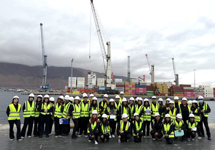 Imagen de portada - 45 Students from Alto Hospicio Tour Iquique Port Facilities