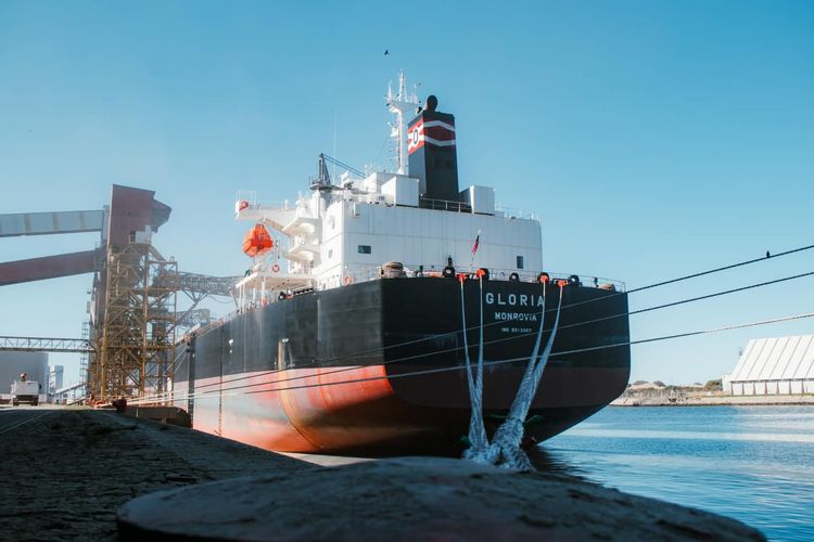 Puerto Quequén consolida su capacidad operativa a bodega completa con el ingreso del buque gloria
