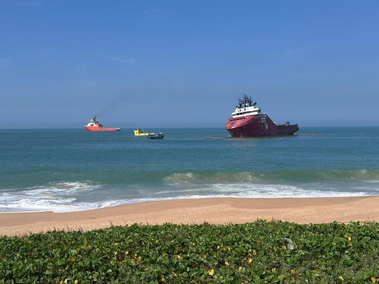 Imagen de portada - AHTS Vessel Runs Aground While Approaching Anchorage Area in Macaé Port