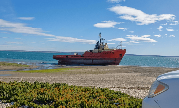 Imagen de portada - Atlantic Dama Refloats After Grounding in Port of San Antonio Este