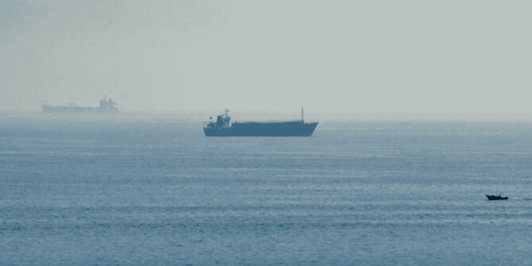 Imagen de portada - Buque de Carga Alcanzado por Proyectil Zozobra Frente a la Costa de Yemen