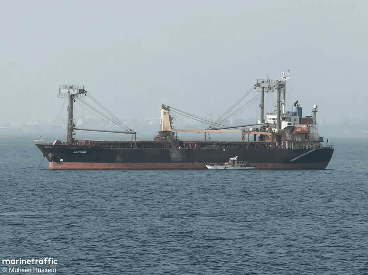 Imagen de portada - Buque de Carga Jacuar Encalla Tras Entrada de Agua Cerca de Somalia