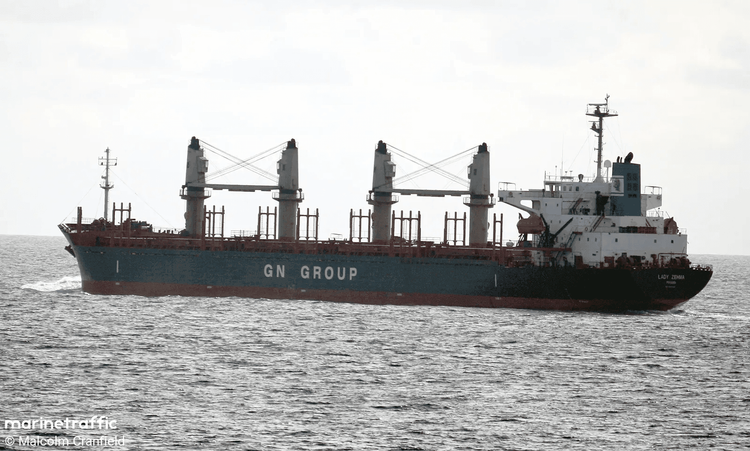 Imagen de portada - Buque de carga Lady Zehma con bandera de Panamá atacado en el Mar Negro; tripulación a salvo