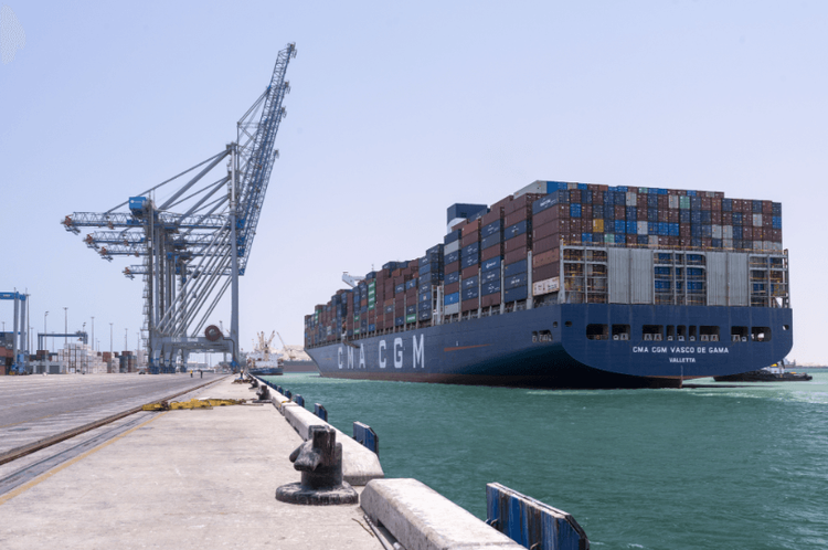 Imagen de portada - CMA CGM Vasco de Gama Docks at Oman Terminal with 18,000 TEU