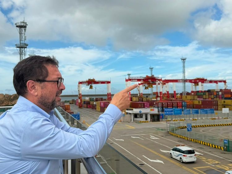 Imagen de portada - Chilean Foreign Minister Tours Shanghai Port Facilities