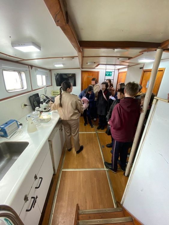 Imagen de portada - Coast Guard welcomed students aboard the scientific vessel "Dr. Luis Leloir"