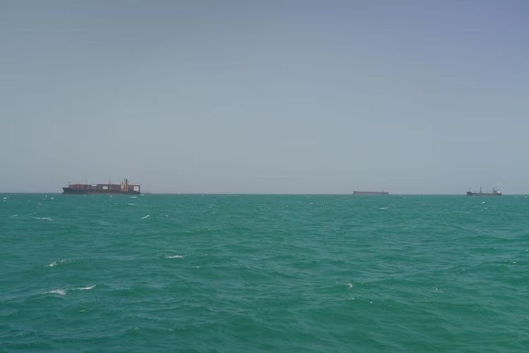 Imagen de portada - Conflict in Iran slashes traffic in Strait of Hormuz to an average of six ships per day