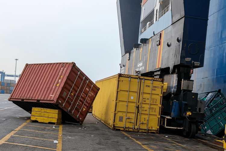 Imagen de portada - Containers Fall Onto Dock at STI