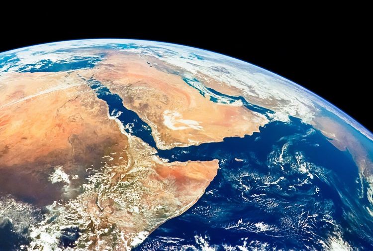 Imagen de portada - Conversaciones sobre el desvío del crudo saudí: Compradores asiáticos exploran la ruta de África en medio de ataques en el Mar Rojo