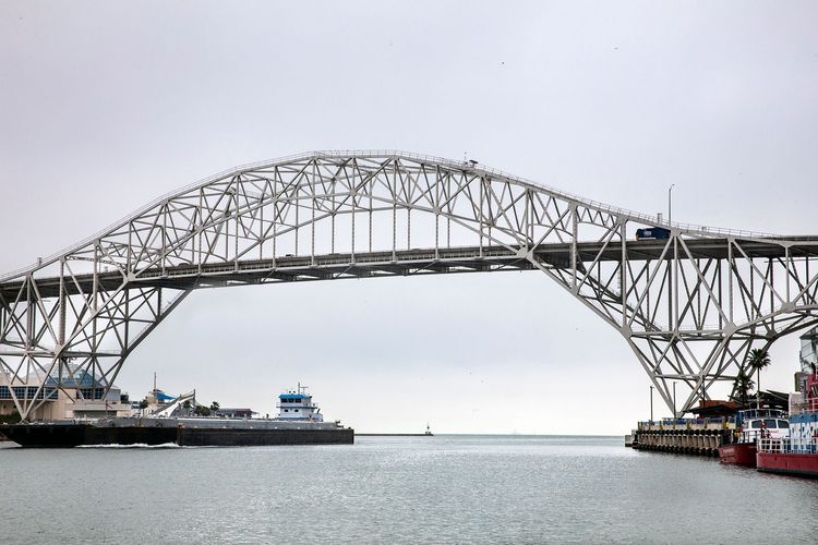Imagen de portada - Corpus Christi Channel Closed After Vehicle Falls into Water