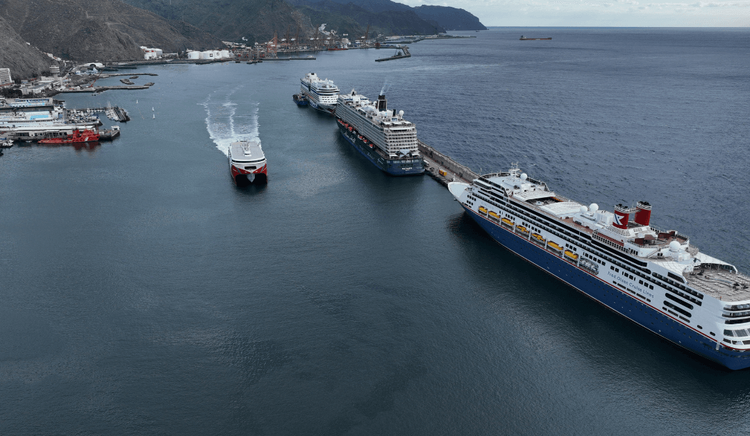 El Puerto de Santa Cruz de Tenerife mantiene estable su movimiento de pasajeros