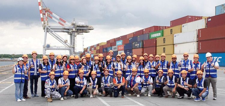 Imagen de portada - DE PUERTAS COMERCIALES A SALVAVIDAS COMUNITARIOS: EL PUERTO DE BATANGAS ES EL PRIMER "PUERTO LISTO" DEL MUNDO PARA LA PREPARACIÓN ANTE DESASTRES