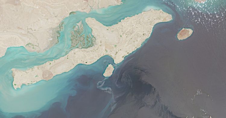 Imagen de portada - Derrames de petróleo detectados en el Golfo Pérsico en medio de tensiones entre Irán y Estados Unidos por ataques a petroleros