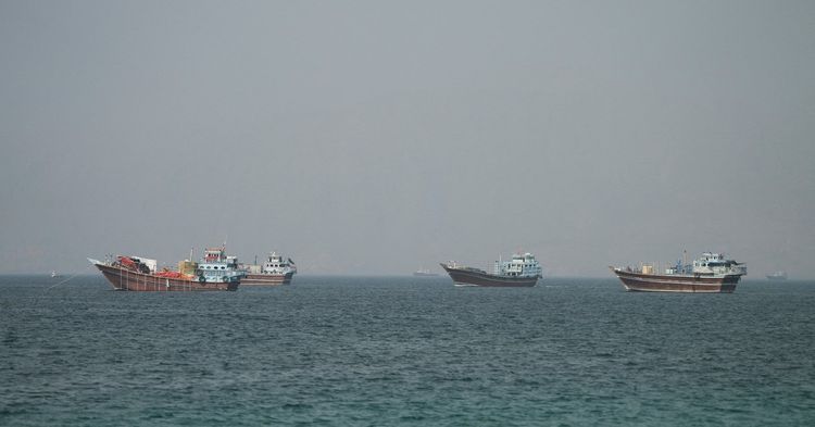 Imagen de portada - Disminuyen los tránsitos de buques por el Estrecho de Ormuz tras el ataque iraní a un barco