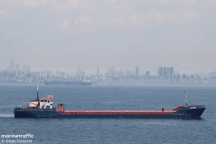 Imagen de portada - Dos marineros indios desaparecidos tras ataque con drones a buque de carga en el Mar Negro