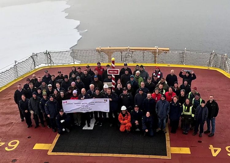 Imagen de portada - El CCGS Louis S. St-Laurent llega al Polo Norte en misión de cartografía ártica