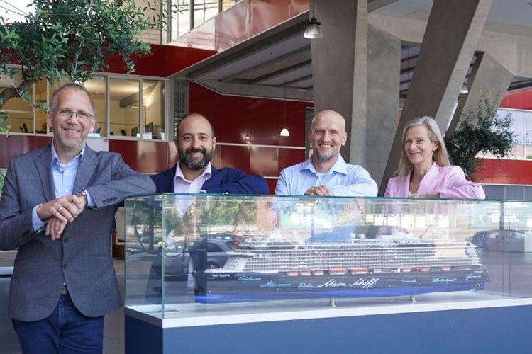 Imagen de portada - El Capitán Adam Swietlik asume el mando del Mein Schiff 4 de TUI Cruises