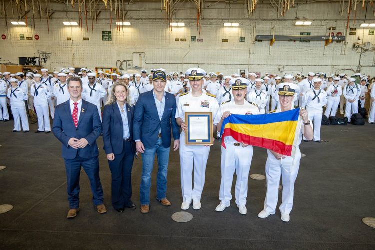 Imagen de portada - El Grupo de Ataque del USS Ford Gana la Mención Presidencial de Unidad Después de un Crucero Histórico