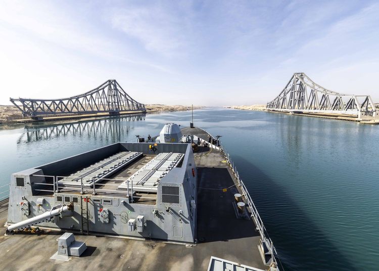 Imagen de portada - El HMS Dragon transita el Canal de Suez antes de una posible misión de seguridad en Ormuz