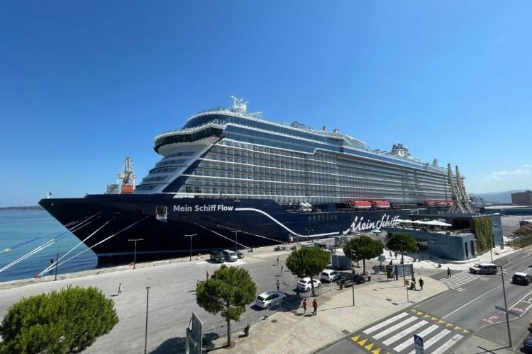 Imagen de portada - El Mein Schiff Flow de TUI Cruises realiza una escala récord en el puerto de Koper