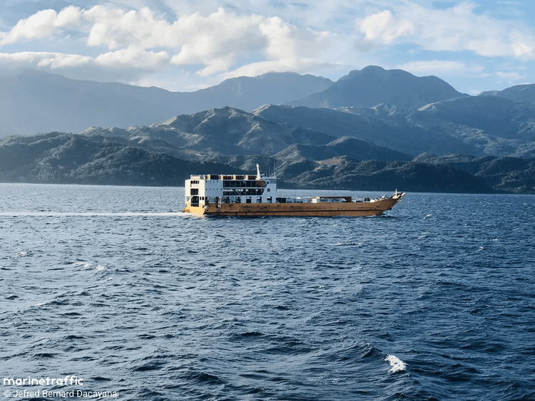 Imagen de portada - El RORO Master 5 encalla frente a Mindoro Occidental; 80 pasajeros evacuados de forma segura