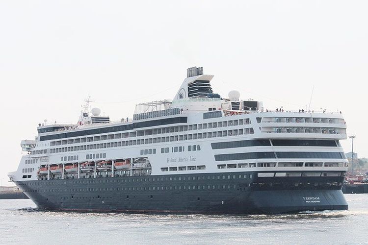Imagen de portada - El Veendam, de 30 años, permanece inactivo en el puerto griego de Aigio