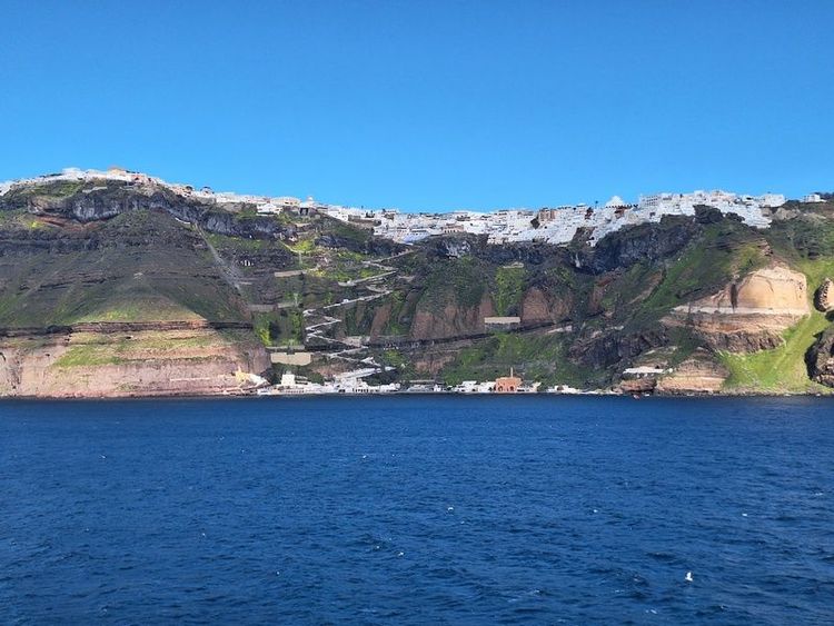 Imagen de portada - El cierre de las escaleras de Karavolades interrumpe las operaciones de pasajeros de cruceros en Santorini