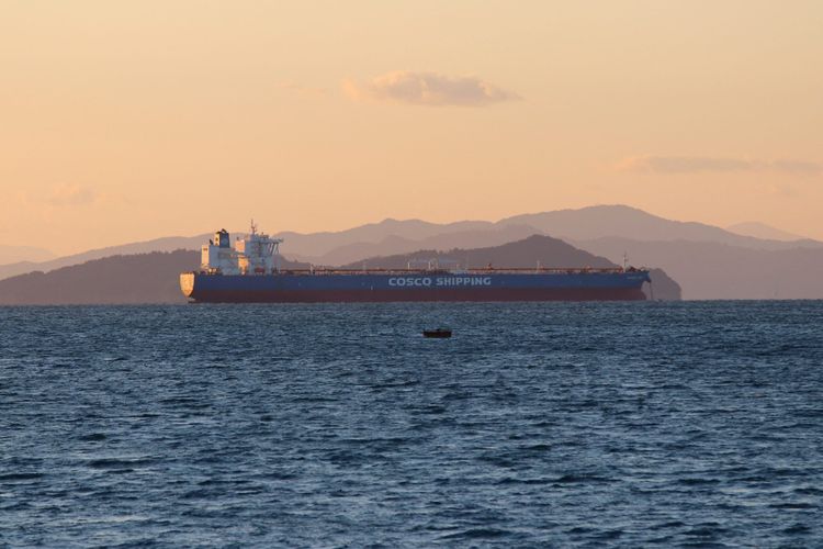 Imagen de portada - El crudo saudí sigue fluyendo por el Mar Rojo a pesar del bloqueo hutí