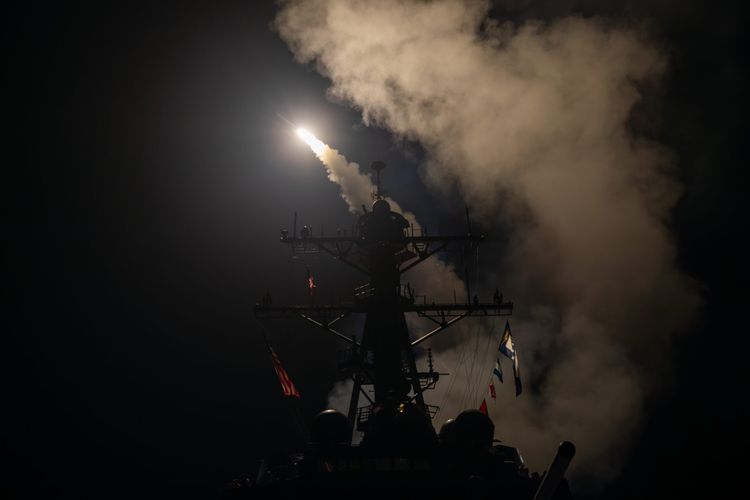 Imagen de portada - El ejército de EE. UU. ataca a Irán en múltiples regiones tras las amenazas de Trump sobre el transporte marítimo en el Mar Rojo