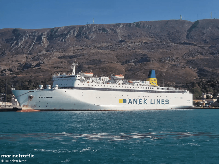 Imagen de portada - El ferry Ro-Ro Kissamos vuelve a flotar tras encallar cerca de Milos