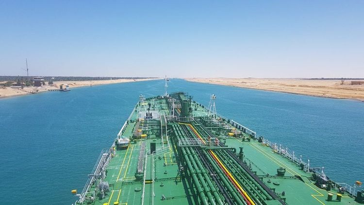 Imagen de portada - El superpetrolero Olympic Luck navega por el Canal de Suez mientras persisten las tensiones en el Mar Rojo