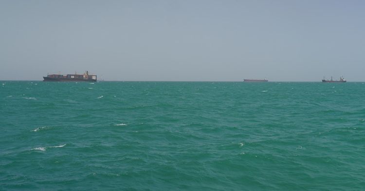 Imagen de portada - El tráfico de petroleros en Ormuz se detiene en medio de la escalada de tensiones militares entre EE. UU. e Irán