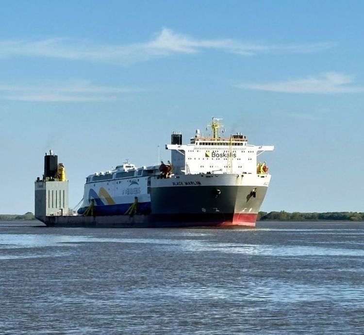 Imagen de portada - Electric Ferry China Zorrilla Arrives at the Port of Nueva Palmira