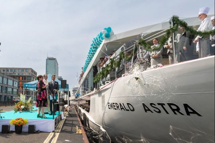 Imagen de portada - Emerald Astra Bautizado en Ámsterdam