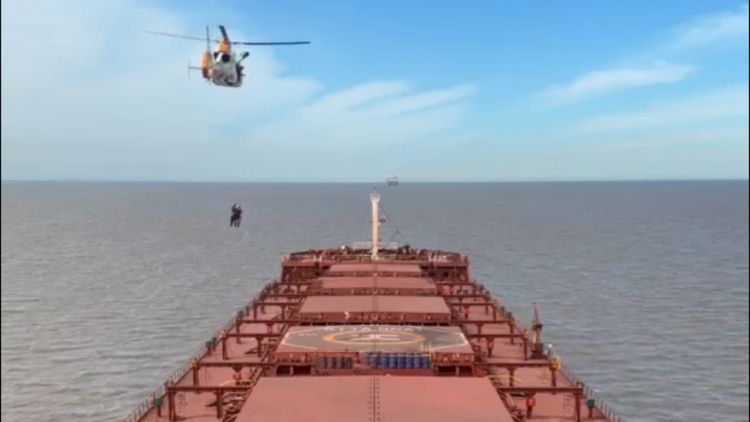 Imagen de portada - Emergencia en las aguas: Prefectura aeroevacuó a un tripulante enfermo de un buque de bandera liberiana