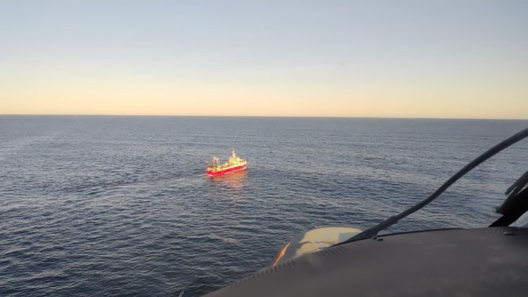 Imagen de portada - Emergency operation at sea: Coast Guard air-evacuated a crew member from a fishing vessel