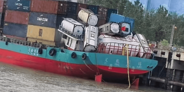 Imagen de portada - Explosión a bordo del portacontenedores de GNL Yi Hang Ming Yuan deja a un tripulante desaparecido en China