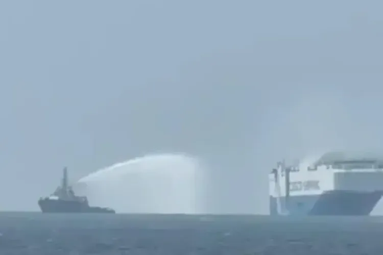 Imagen de portada - Fire on Ro-Ro vessel Min Jiang Kou: AMP coordinates salvage operations