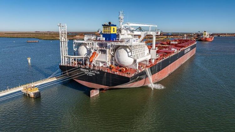 Imagen de portada - Fortescue y CMB.TECH Fletan 12 Graneleros Newcastlemax Capaces de Usar Amoníaco