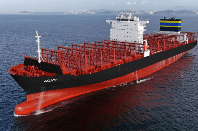 Imagen de portada - HJSC Delivers 7,900 TEU Agate Containership for ZIM